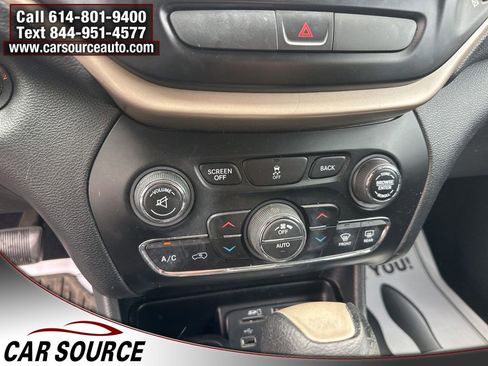 Used 2016 Jeep Cherokee Latitude w/ Comfort/Convenience Group AWD/4WD image 17
