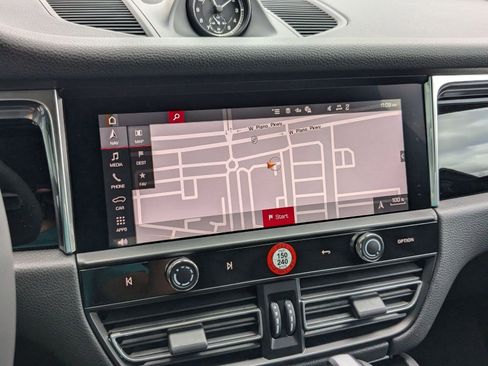 Certified 2025 Porsche Macan image 17