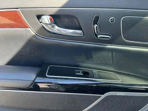 Used 2016 Kia K900 Luxury w/ VIP Plus Package image 21