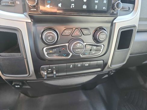 Used 2018 RAM 2500 SLT w/ Luxury Group image 28