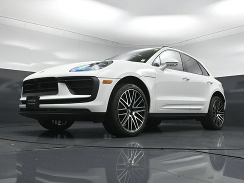 Certified 2025 Porsche Macan AWD/4WD image 22