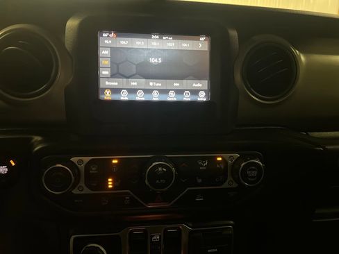 Used 2023 Jeep Gladiator Willys image 21