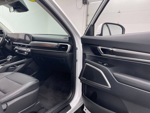 Used 2024 Kia Telluride S FWD image 31
