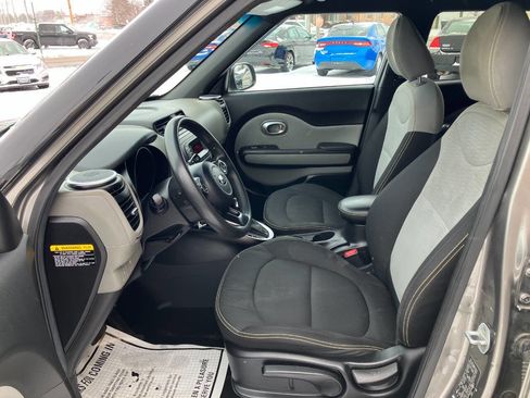 Used 2015 Kia Soul + image 10