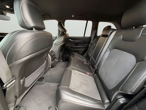 Used 2024 Jeep Grand Cherokee Altitude AWD/4WD image 18