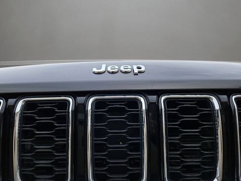 Used 2023 Jeep Grand Cherokee Limited image 28