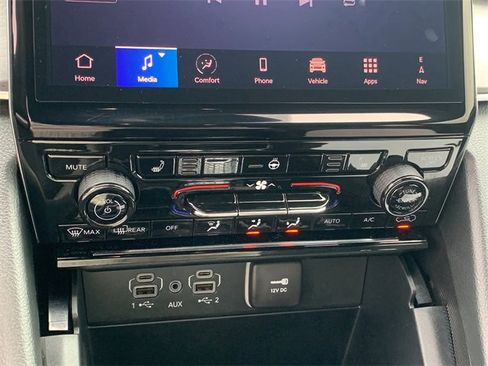 Certified 2025 Jeep Grand Cherokee Limited w/ Black Appearance Package image 31