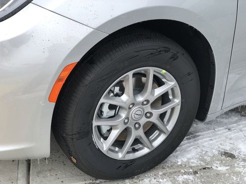 New 2026 Chrysler Pacifica Select image 2