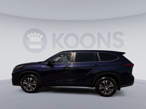 Used 2023 Toyota Highlander XLE AWD/4WD image 2