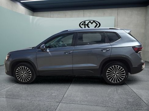 Used 2025 Volkswagen Taos SE FWD image 6