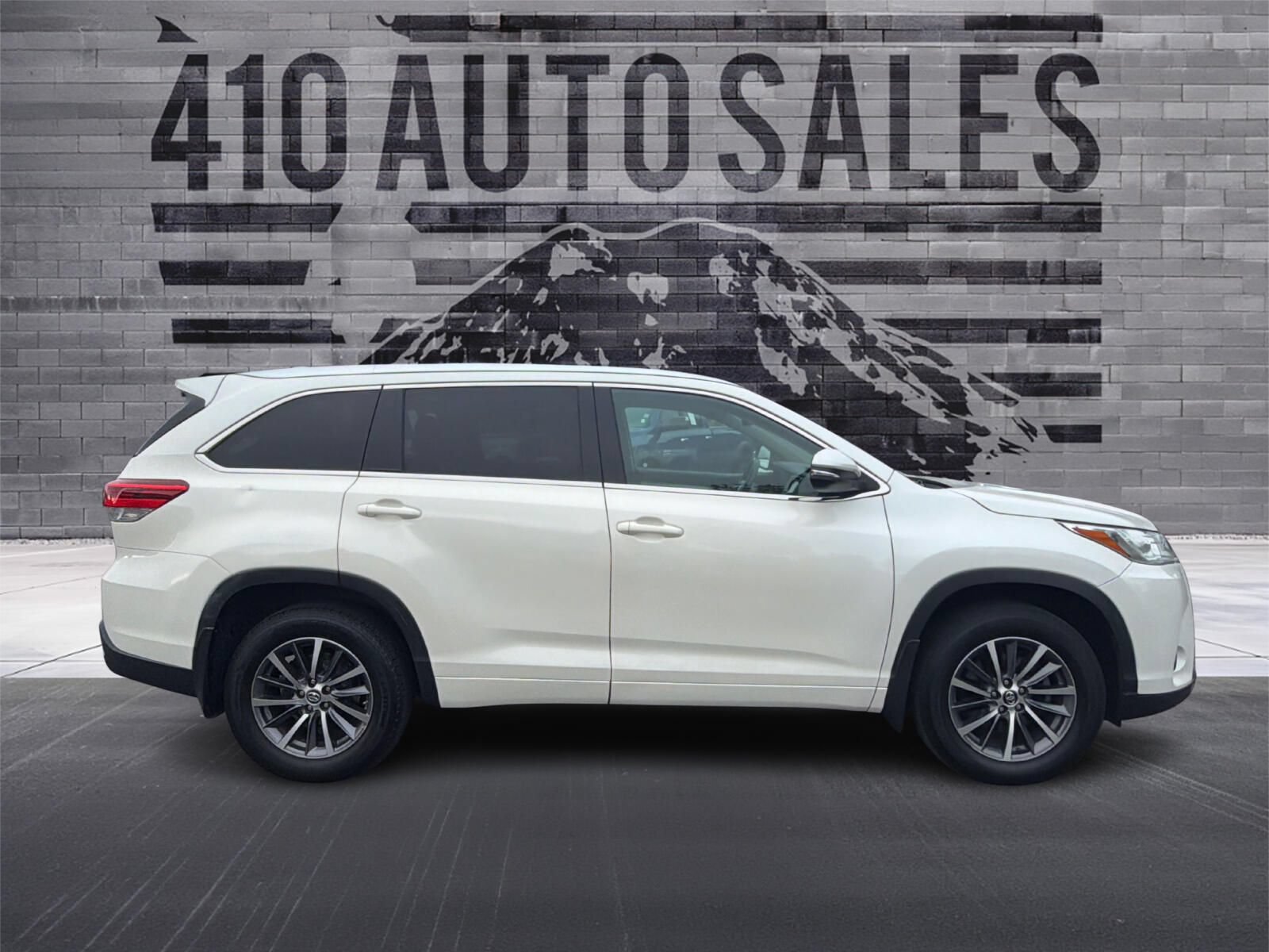 Used 2018 Toyota Highlander XLE AWD/4WD image 2