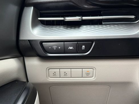 Used 2023 Kia Carnival LX FWD image 20