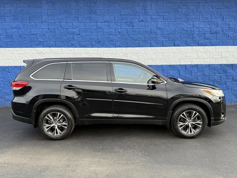 Used 2019 Toyota Highlander LE AWD/4WD image 2