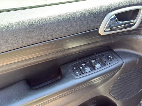 Used 2020 Jeep Grand Cherokee Laredo w/ Security & Convenience Group AWD/4WD image 17