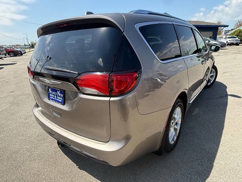 Used 2017 Chrysler Pacifica Touring-L Plus w/ Advanced Safetytec Group FWD image 6
