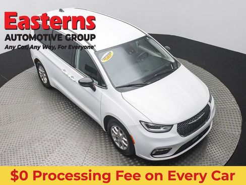 Used 2024 Chrysler Pacifica Touring-L FWD image 3