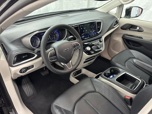 Used 2024 Chrysler Pacifica Touring-L FWD image 16