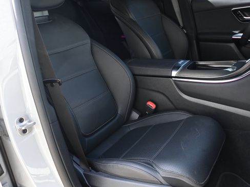 Used 2025 Mercedes-Benz GLC 300 image 33