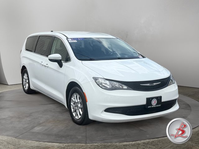Used 2022 Chrysler Voyager LX FWD image 1