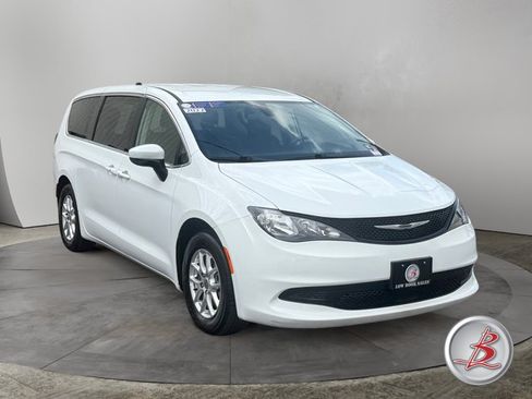 Used 2022 Chrysler Voyager LX FWD image 1