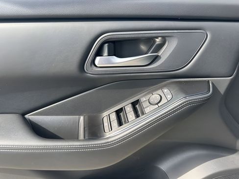 Used 2025 Nissan Rogue SV image 25