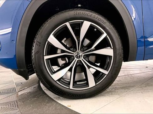 Used 2025 Volkswagen Atlas SEL Premium R-Line image 9