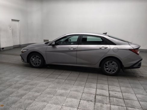 Used 2025 Hyundai Elantra Hybrid FWD image 3