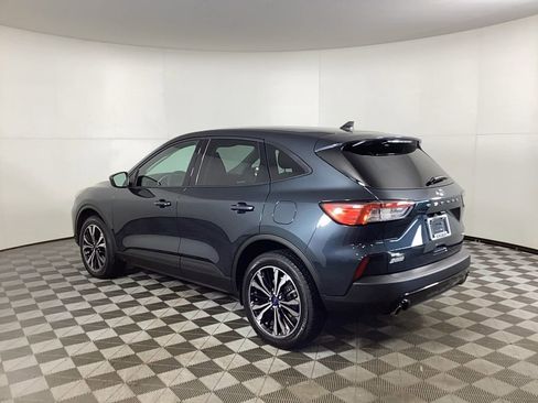 Used 2022 Ford Escape SE w/ SE Sport Appearance Package image 4