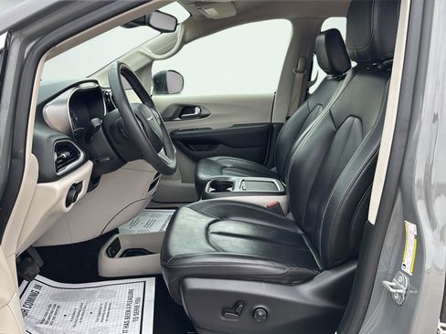 Used 2023 Chrysler Pacifica Touring-L image 9