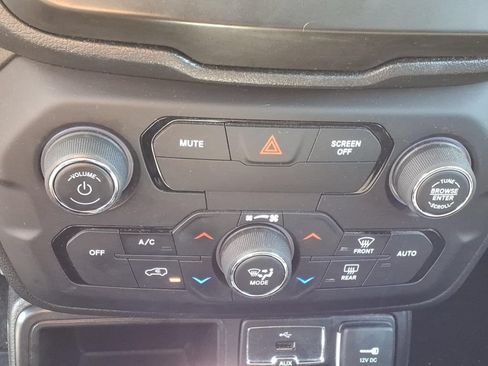 Used 2020 Jeep Renegade Latitude w/ Popular Equipment Group FWD image 18