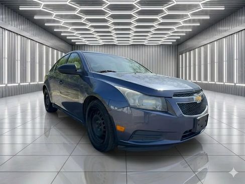Used 2013 Chevrolet Cruze LS FWD image 4
