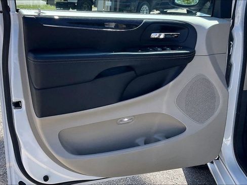 Used 2015 Chrysler Town & Country Touring-L w/ Driver Convenience Group image 20