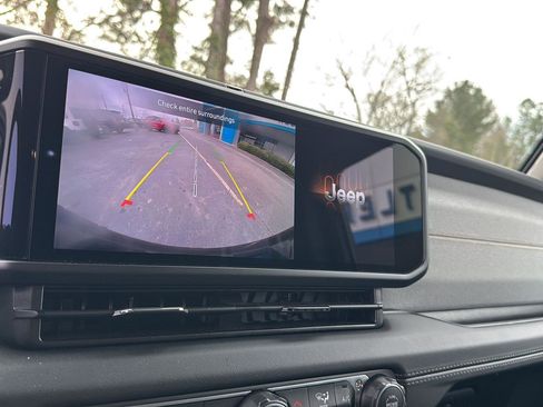 Used 2025 Jeep Wrangler Sahara image 21