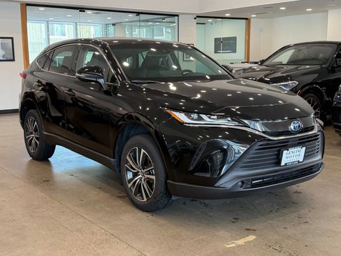 Used 2024 Toyota Venza LE image 2