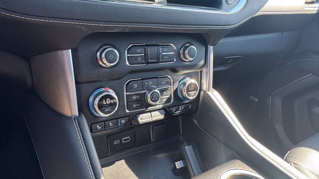 Used 2024 GMC Yukon SLT w/ SLT Premium Package AWD/4WD image 29