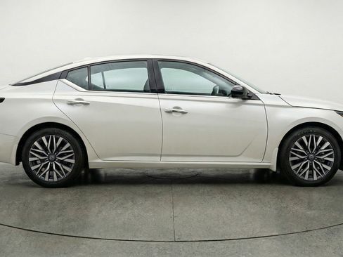 Used 2025 Nissan Altima 2.5 SV image 11