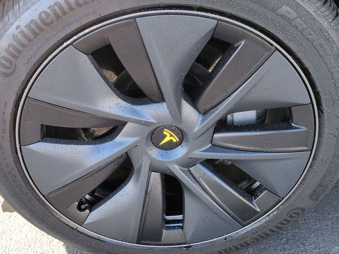 Used 2024 Tesla Model Y 2WD image 13