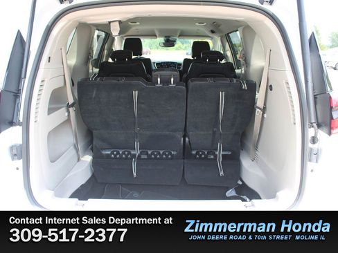 Used 2023 Chrysler Pacifica Touring-L FWD image 6