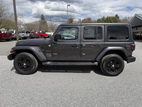 Used 2018 Jeep Wrangler Unlimited Sahara AWD/4WD image 2