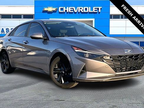 Used 2023 Hyundai Elantra SEL w/ Preferred Accessory Package image 1