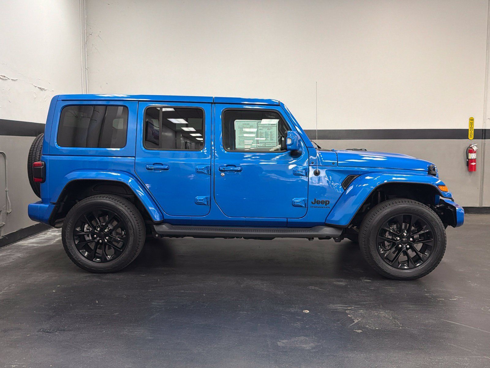 Used 2023 Jeep Wrangler Unlimited Sahara AWD/4WD image 3