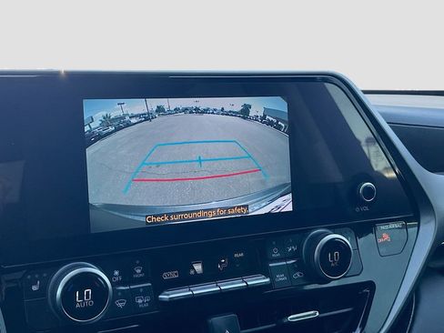 Used 2024 Toyota Highlander XLE FWD image 12