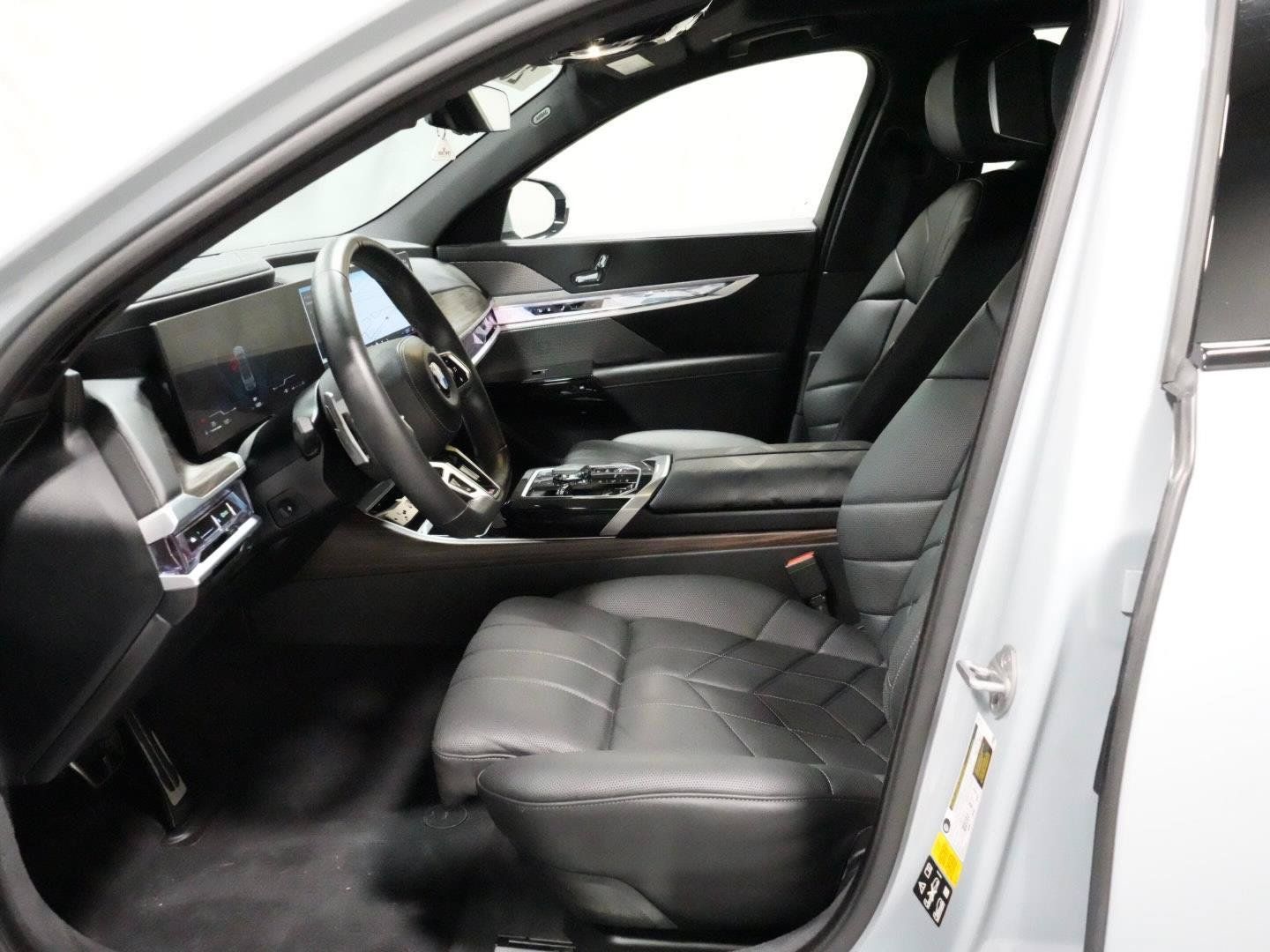 Used 2024 BMW 760i xDrive w/ Executive Package AWD/4WD image 2