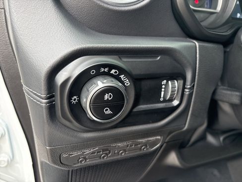 Used 2025 Jeep Gladiator Sport image 12