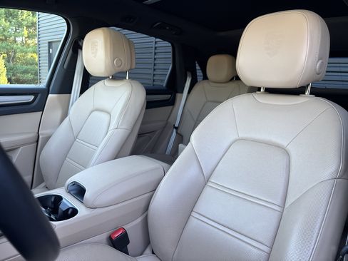 Certified 2022 Porsche Cayenne Platinum Edition image 33