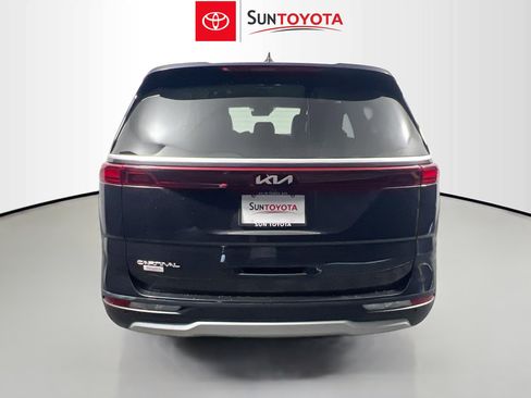 Used 2023 Kia Carnival LX FWD image 5