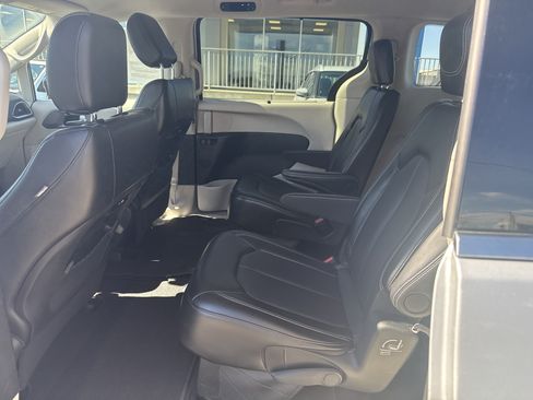 Used 2024 Chrysler Pacifica Touring-L FWD image 16