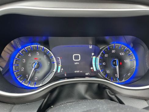 Used 2025 Chrysler Pacifica Select image 10