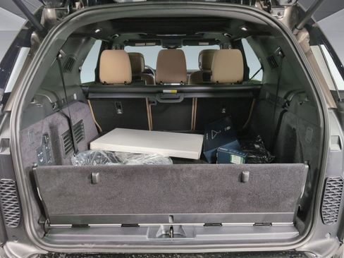 Certified 2025 Land Rover Discovery Dynamic SE image 26