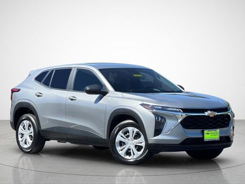 Used 2025 Chevrolet Trax LS FWD image 2